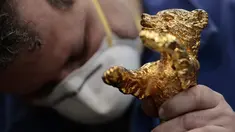Seorang perajin mengerjakan trofi Berlinale Bear dari Festival Film Internasional Berlin ke-72 yang akan datang di pengecoran Noack di Berlin, pada 25 Januari 2022. Pabrik pengecoran Noack secara tradisional mempersiapkan semua trofi untuk Festival Film Internasional. (Hannibal Hanschke/POOL/AFP)