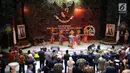 Para tamu undangan menyaksikan penampilan seni tari dalam Malam Resepsi HUT ke-491 Kota Jakarta di Balai Kota Jakarta, Jumat (22/6). Acara tersebut dihadiri oleh para duta besar negara dan sejumlah tokoh. (Liputan6.com/JohanTallo)
