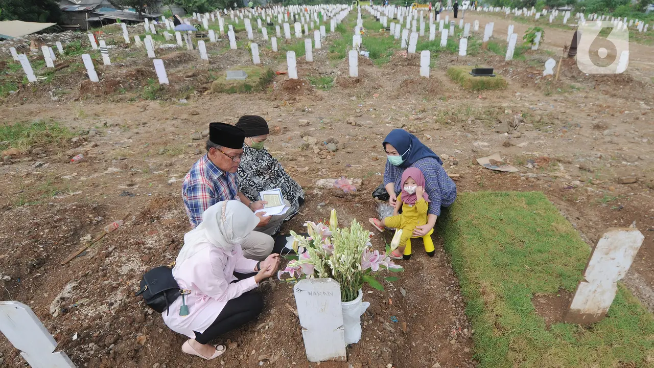 Ziarah Kubur di Tengah Pemakaman Korban Covid-19