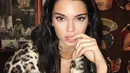 “Mungkin Kendall Jenner tidak melakukan pada bibirnya tetapi ia melakukan pada hidungnya. Dia tak membodohi orang-orang,” tulis pemilik akun lain. (Instagram/kendalljenner)