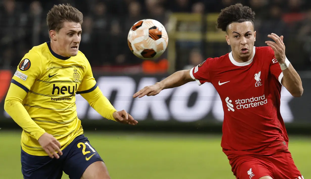 Pemain Liverpool, Kaide Gordon (kanan), berebut bola dengan pemain Union Saint-Gilloise, Alessio Castro-Montes, dalam laga terakhir Grup E Liga Europa 2023/2024 yang berlangsung di Lotto Park, Brussels, Jumat (15/12/2023) dini hari WIB. (AP Photo/Geert Vanden Wijngaert)