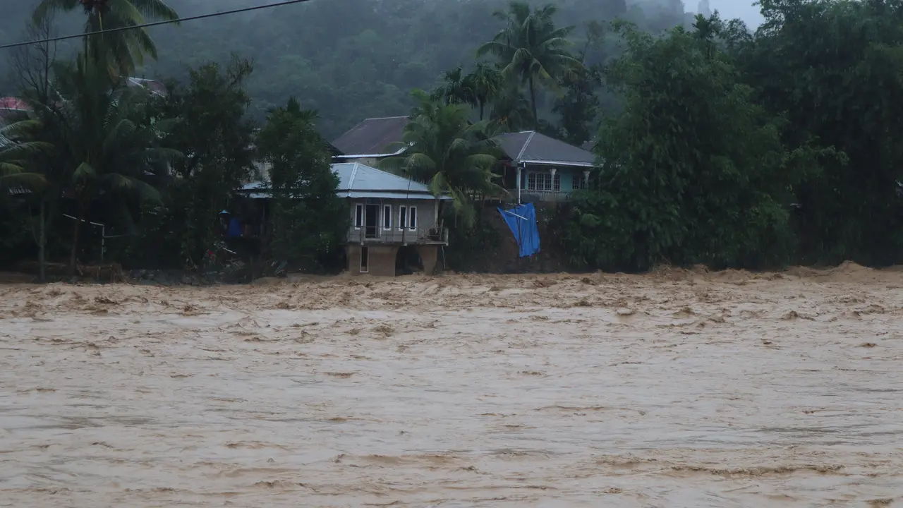 Banjir bandang merobohkan Jembatan Gunung Nago, Padang, Kamis (27/11/2025).