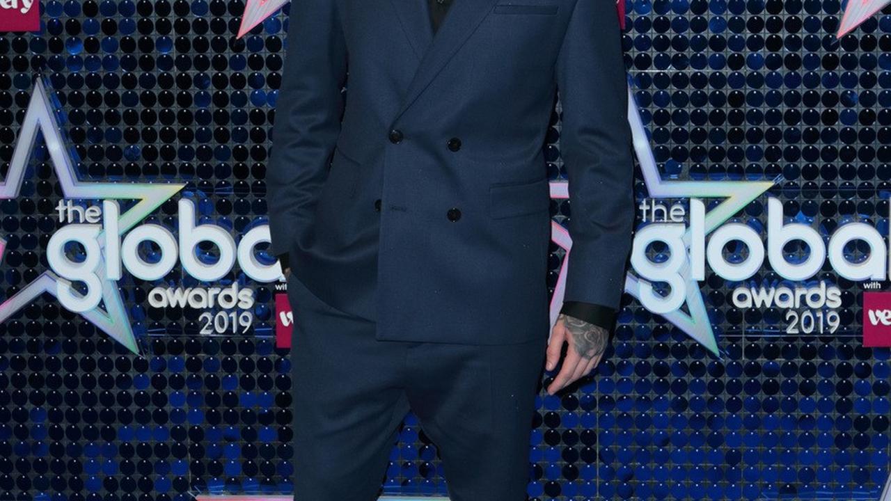 One Direction tercatat telah merilis lima album studio yang sukses, menambah kekayaan dan popularitas mereka di industri musik.<br>