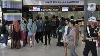 Calon penumpang membeli langsung tiket kereta Mudik Lebaran 2020 di loket Stasiun Pasar Senen, Jakarta, Senin (17/2/2020). Tiket Mudik Lebaran 2020 sudah dapat dipesan melalui website, aplikasi, loket di stasiun keberangkatan, dan seluruh saluran penjualan resmi PT KAI. (merdeka.com/Iqbal Nugroho)
