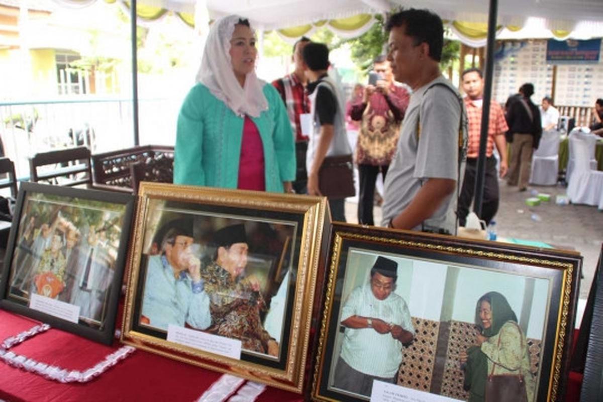 Melihat pameran foto Gus Dur saat menjadi Presiden