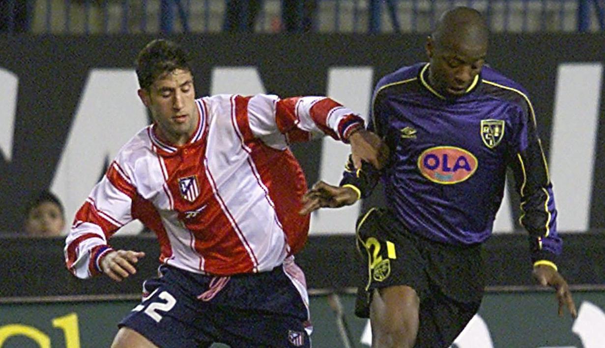 Pemain Atletico Madrid berusaha merebut pemain Lens, Nouma (kanan) pada laga kualifikasi pertandingan UEFA di Madrid 2 Maret 2000. Atletico Madrid selalu mengusung jersey strip vertikal merah dan putih. Pada musim 1999/2000, jersey mereka terlihat polos tanpa logo sponsor di bagian tengahnya. (AFP/Denis Charlet)