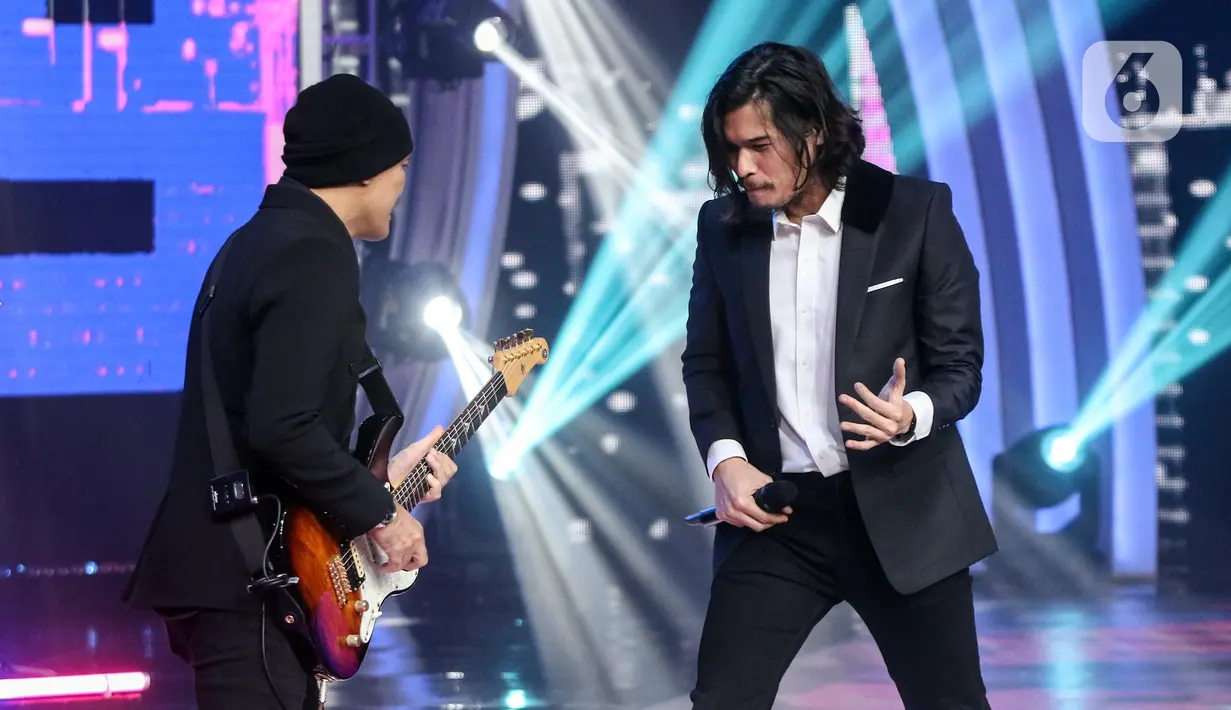Duet Lesti Kejora dengan Dewa 19 featuring Virzha membawakan lagu Sumpah I Love You. (Liputan6.com/Angga Yuniar)
