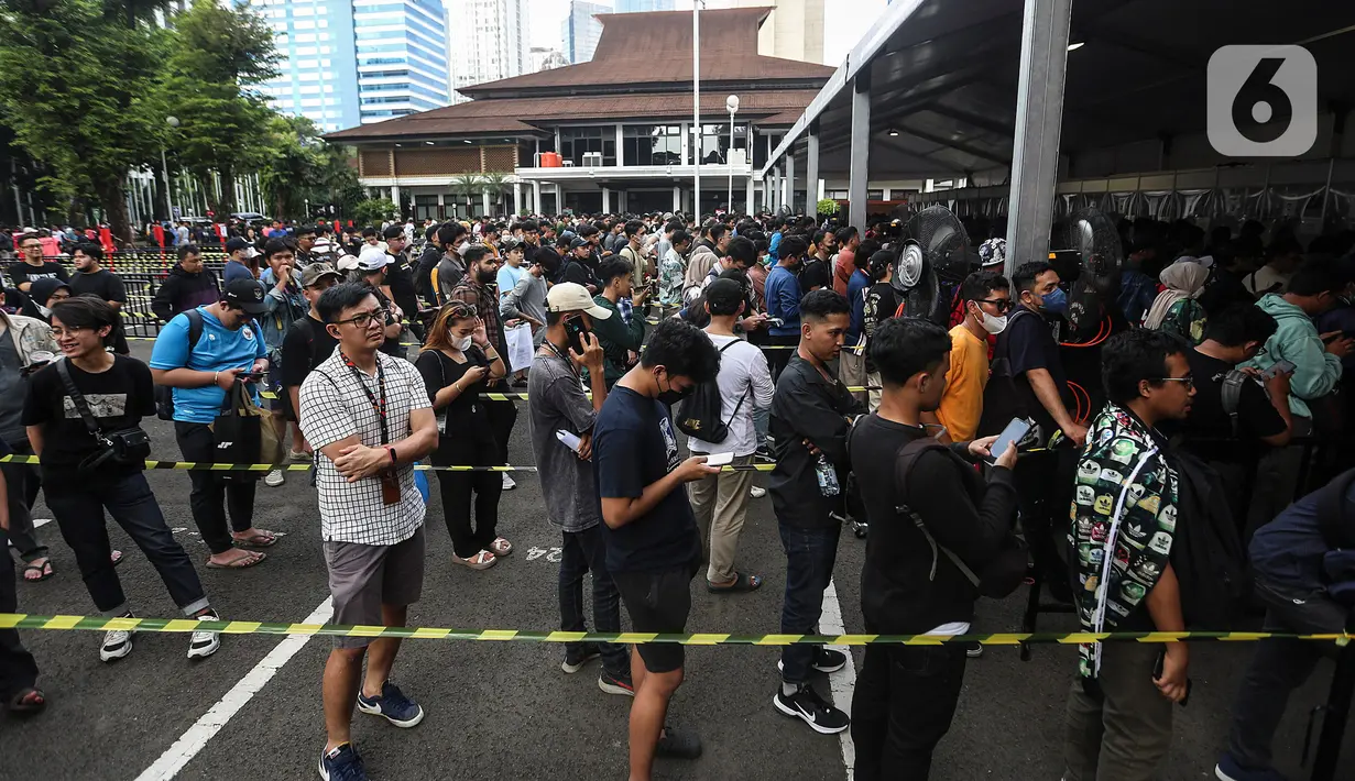 Pada penukaran tiket, disediakan beberapa loket untuk mengurai antrean. (Liputan6.com/Johan Tallo)