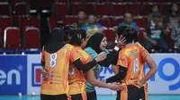 Tim putri TNI AL  bertandang melawan Petrokimia Gresik Pupuk Indonesia pada laga terakhir putaran kedua final four, di GOR Joyoboyo, Kediri, Kamis (7/12/2023). (Bola.com/PBVSI)