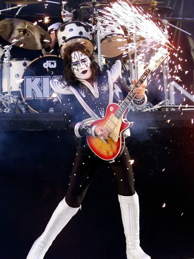 Ace Frehley bersama Kiss. (AFP PHOTO/JEFF HAYNES )