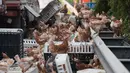 Ratusan ekor ayam lepas di jalan raya A1 di Asten dekat Linz, Austria (4/7). Ayam yang lepas ini menyebabkan kekacauan lalu lintas di wilayah tersebut. (AFP Photo/APA/FOTOKERSCHI.AT/KERSCHBAUMMAYR)