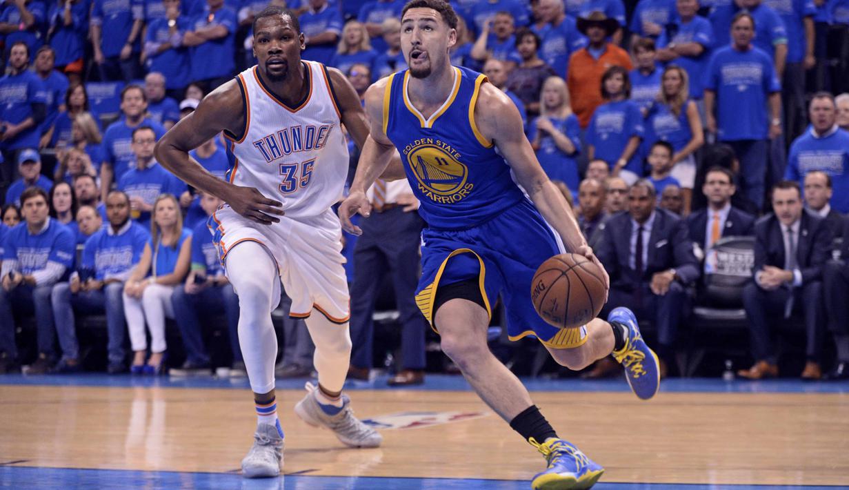 Pemain Warriors, Klay Thompson #11 menggiring bola melewati pemain OKC Thunder, Kevin Durant #35 pada lanjutan final wilayah barat NBA Playoffs 2016 di Chesapeake Energy Arena, Oklahoma City, (29/5/2016) WIB. (Mark D. Smith-USA TODAY Sports)