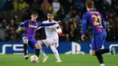 Gelandang Barcelona Gavi (kiri) berebut bola dengan bek Benfica Andre Almeida pada matchday kelima Grup E Liga Champions di Camp Nou, Rabu (24/11/2021) dini hari WIB. Barcelona hanya mampu bermain imbang 0-0 kala menjamu Benfica. (Josep LAGO / AFP)