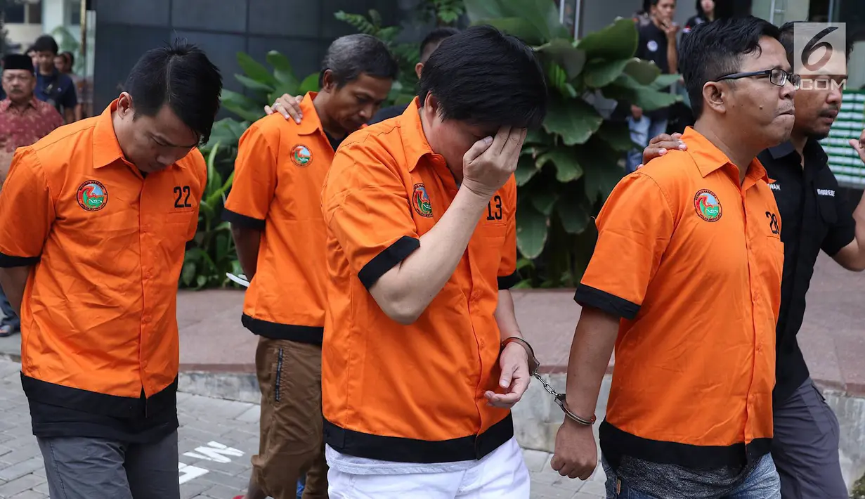 Sejumlah tersangka kasus penyelundupan narkoba dihadirkan di Jakarta, Senin (18/2). Polda Metro Jaya memusnahkan sebanyak 127 kg sabu, 92.000 butir ekstasi, serta 325 gram ganja dari tiga kasus berbeda. (Liputan6.com/Immanuel Antonius)
