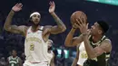 Pebasket Milwaukee Bucks, Giannis Antetokounmpo, berusaha memasukkan bola saat melawan Golden State Warriors pada laga NBA di Chase Center, Rabu (8/1/2020). Milwaukee Bucks menang 107-98 atas Warriors. (AP/Ben Margot)