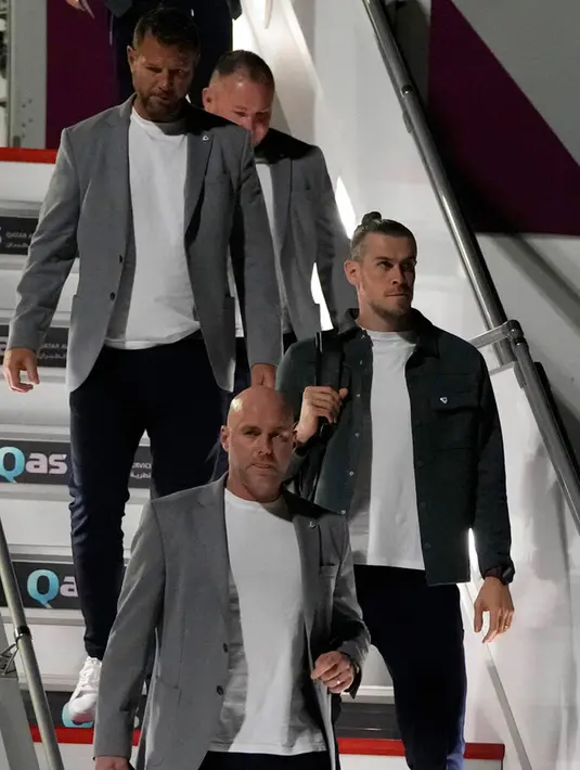 Gareth Bale (kanan) dari tim sepak bola nasional Wales tiba bersama rekan satu timnya jelang Piala Dunia 2022 di Bandara Internasional Hamad, Doha, Qatar, 16 November 2022. Wales akan memainkan pertandingan pertama mereka di Piala Dunia 2022 melawan Amerika Serikat pada 21 November. (AP Photo/Hassan Ammar)