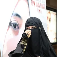 Pernikahan Umi Pipik dan Sunu dikabarkan telah dilaksanakan tiga tahun silam. Kabar itu tersiar dari Citra, yang merupakan kakak Suci, istri sah Sunu. Citra meralat ucapannya yang sebelumnya dikatakan menikah setahun lalu. (Bambang E Ros/Bintang.com)