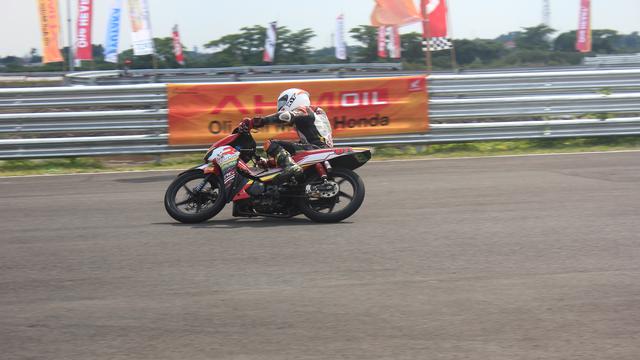 Peserta Honda Dream Cup Sedang Menjajal Sirkuit Gelora Bung Tomo, Sabtu (16/12/2017).