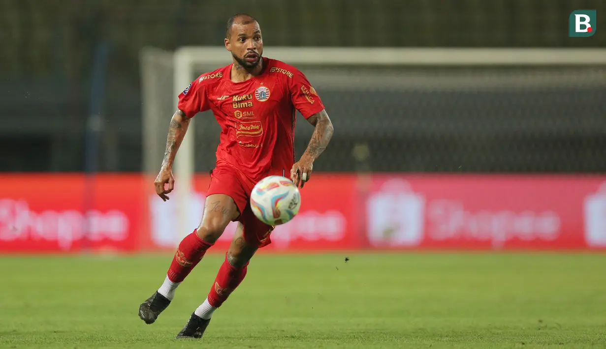 Tiga pemain memimpin sebagai top skor BRI Liga 1 2023/2024 menjelang pekan ke-23 berakhir dengan mencetak masing-masing 14 gol. Yang pertama adalah Gustavo Almeida, striker baru milik Persija Jakarta asal Brasil yang dipinjam dari Arema FC mulai putaran kedua bergulir. Seluruh 14 gol dicetaknya saat putaran pertama bersama Arema FC. Baru satu kali memperkuat Persija dan belum mencetak gol, ia justru absen dalam tiga laga terkahir Macan Kemayoran akibat cedera. Bersama kedua klub hingga kini ia telah tampil dalam 17 laga. (Bola.com/M Iqbal Ichsan)
