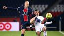 Bek Paris Saint-Germain, Mitchel Bakker (kiri), berebut bola dengan striker Bordeaux, Hatem Ben Arfa, dalam laga lanjutan Liga Prancis 2020/21 di Parc de Princes Stadium, Sabtu (28/11/2020) waktu setempat. Hasil akhir PSG dan Bordeaux bermain imbang 2-2. (AFP/Franck Fife).