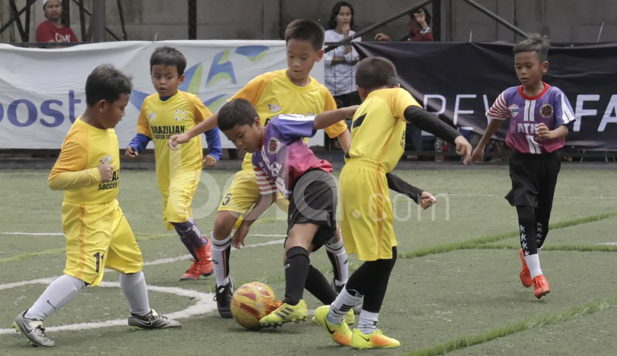 Pemain Brazilian Soccer School (kuning) berebut bola dengan pemain ATKL Lions dalam laga U-8 Serpong City International Soccer Tournament di Sabnani Park, Tangerang Selatan. Sabtu (3/12/2016). (Bola.com/Arief Bagus)