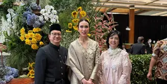 Menpar Widi Wardhana tampil anggun dengan serba gold. Ia padukan kebaya bordir dengan kain songket keemasan dan tas mini Lady Dior berwarna senada [@widi.wardhana]