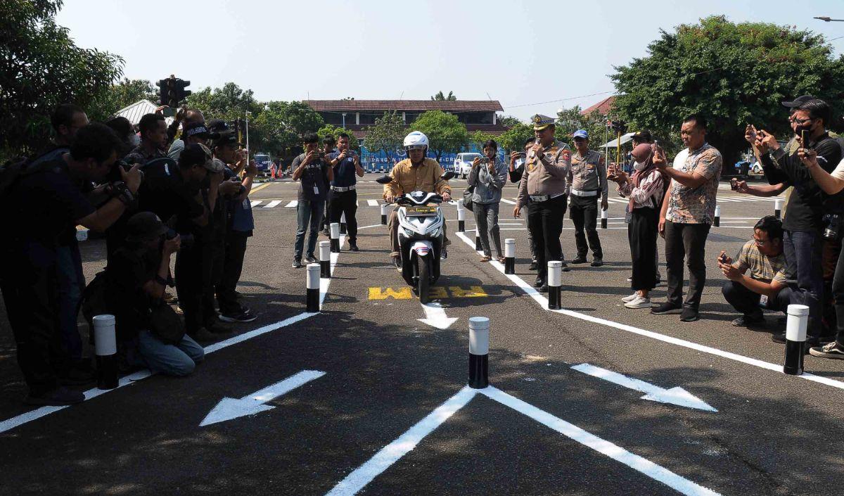 Meski demikian, Latif mengatakan masih banyak masyarakat gagal karena kurang pemahaman berkendara. Salah satunya, penggunaan lampu sein saat berbelok dan membaca rambu untuk berhenti sesaat.<br>