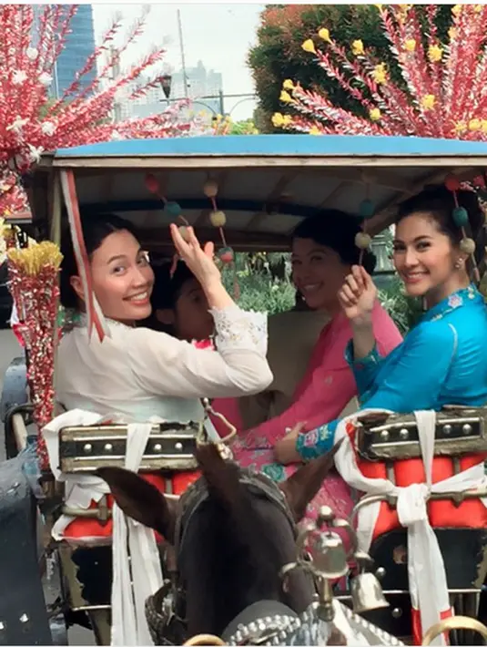 "Pengantin Sunat. Alhamdulillah littleE is not a little boy anymore 😊 Terima kasih Uwa Aa & Pipi, Uwa Ida & Uwa Uki, Opa & Oma untuk doanya supportnya selalu," tulisnya. (Instagram/maudykoesnaedi)