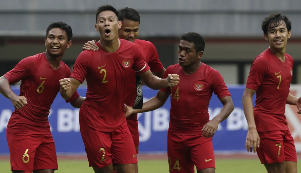 Para pemain Timnas Indonesia U-22 merayakan gol yang dicetak Andy Setyo ke gawang Bhayangkara FC pada laga uji coba di Stadion Patriot, Bekasi, Rabu (6/2). Keduanya bermain imbang 2-2. (Bola.com/Yoppy Renato)
