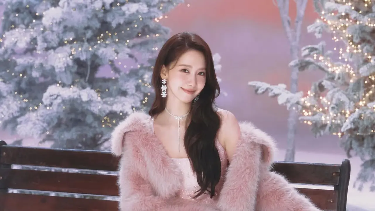 Bak Barbie Musim Dingin, Yoona SNSD Balik ke Mode Idol dengan Gaya Feminin Serba Pink