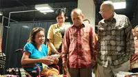 Menteri Koperasi dan UKM, Syarief Hasan, (tengah) berdialog dengan peserta pameran saat menunjungi Ramadhan fair UKEA APINDO di Pasar Raya Bolk M, Jakarta,Kamis, (12/8). (Antara)