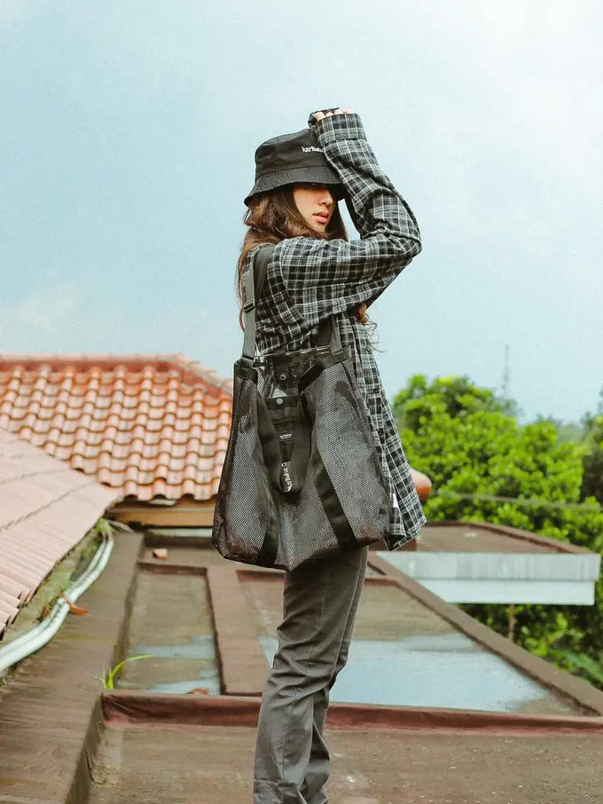 Yasmin Napper kenakan pakaian dari brand fashion Karibatur/dok. Karibatur