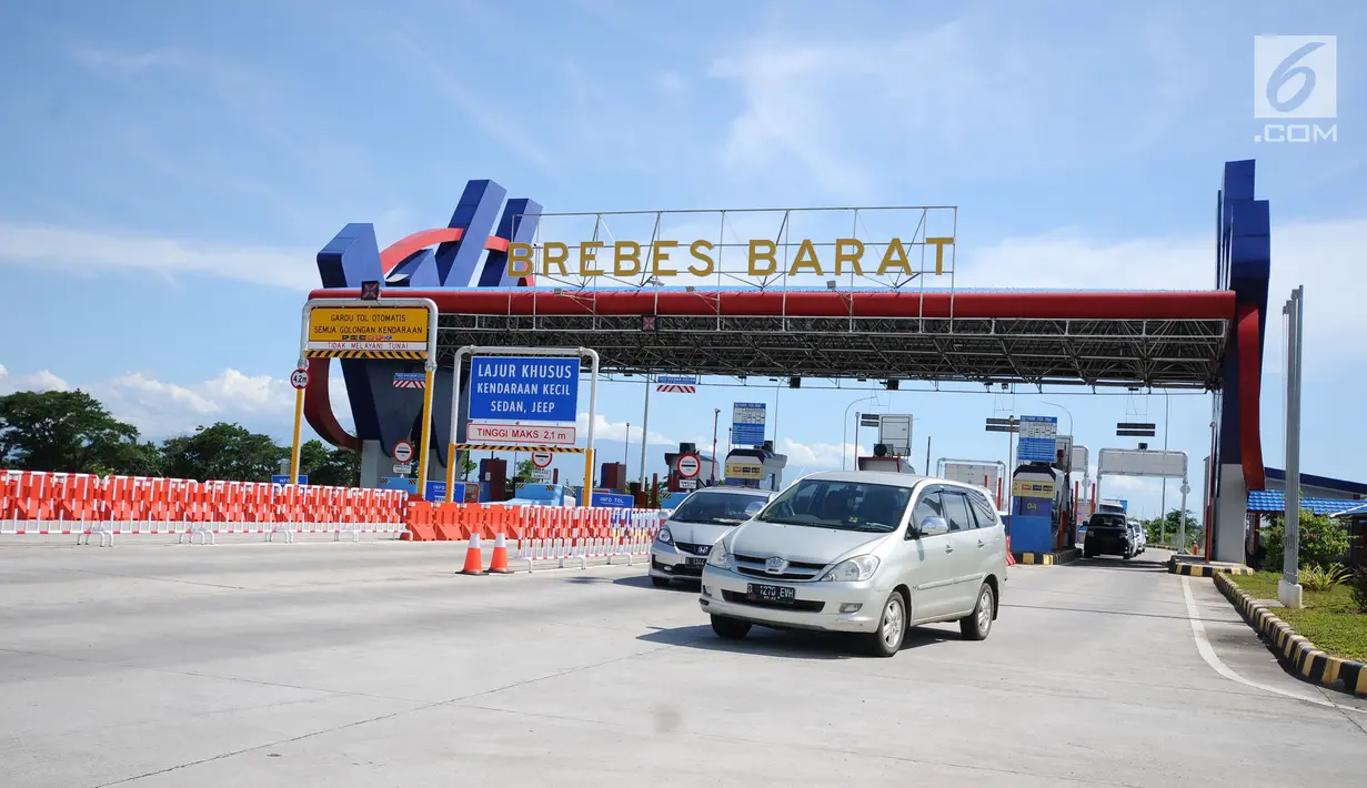 Kendaraan keluar pintu keluar Tol Brebes Barat, Jawa Tengah, Sabtu (23/12). Untuk mengurangi kemacetan di pintu Tol Brebes Timur petugas mengalihkan arus lalu lintas keluar Tol Brebes Barat. (Liputan6.com/Helmi Fithriansyah)