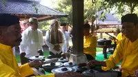 Lihat Gamelan Sekaten Cirebon bayar dengan baca syahadat (Liputan6.com / Panji Prayitno)