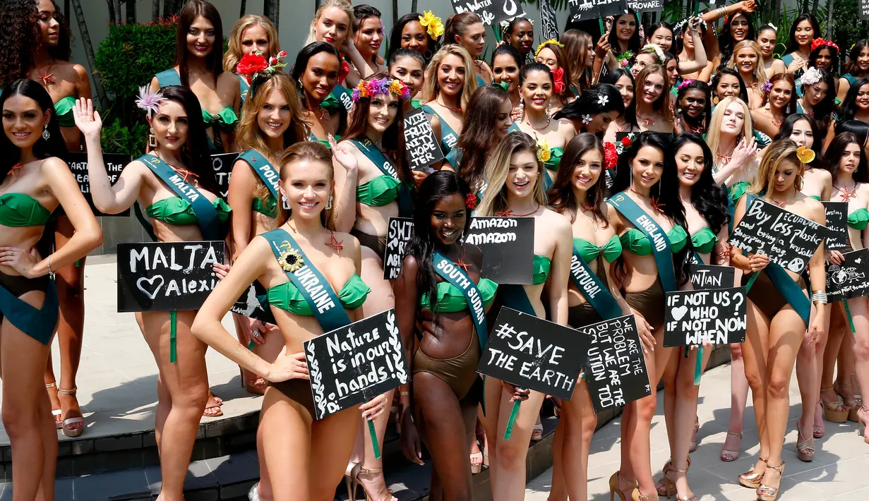 Kontestan Miss Earth 2019 berpose dalam balutan baju renang dengan pesan mereka untuk menyelamatkan Mother Earth saat sesi media di Manila, Filipina, Rabu (2/10/2019). Sebanyak 85 kandidat perempuan cantik dari berbagai negara bersaing untuk mendapatkan gelar Miss Earth 2019. (AP/Bullit Marquez)