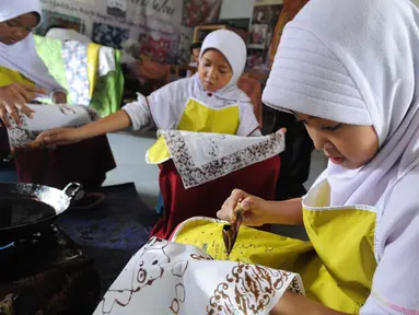 Murid kelas IV SDN Julang belajar membuat membatik di Batik Tradisiku di Kota Bogor, Jawa Barat (2/10). Kegiatan selama 3 hari ini diselenggarakan secara gratis dalam rangka memperingati Hari batik Nasional 2 Oktober. (Merdeka.com/Arie Basuki)