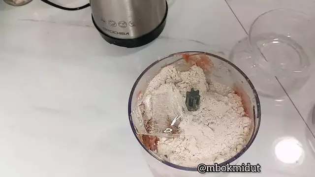 Memasukkan sagu aren dan es batu