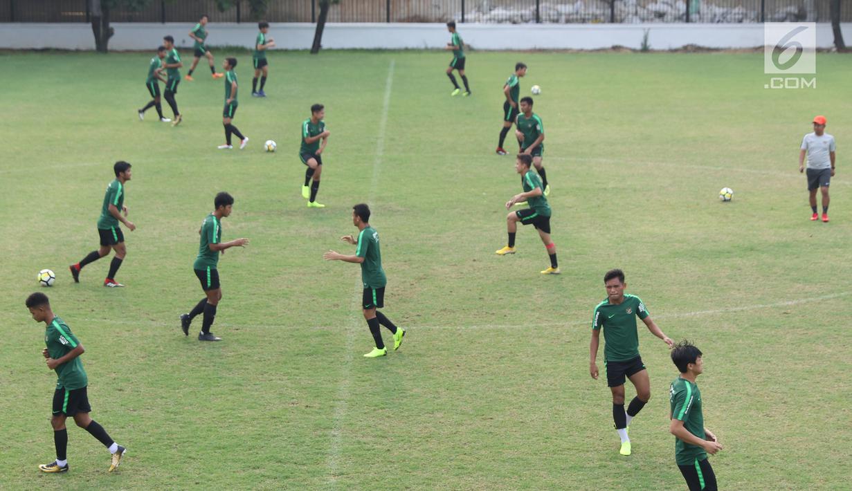 Pemain Timnas Indonesia U-19 melakukan pemanasan jelang latihan menjalani laga perdana Grup A Piala AFC U-19 di Lapangan A Kompleks GBK, Jakarta, Rabu (17/10). Indonesia akan melawan Chinese Taipei, Kamis (18/10). (Liputan6.com/Helmi Fithriansyah)