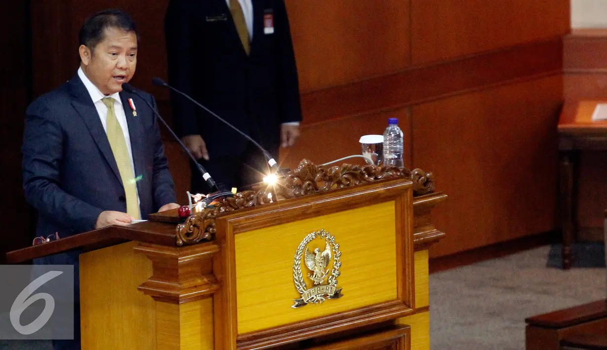 Menteri Komunikasi dan Informatika, Rudiantara menyampaikan pidato terkait RUU ITE dalam Rapat Paripurna Ke 11 di Kompleks Parlemen, Senayan, Jakarta, Kamis (27/10). (Liputan6.com/JohanTallo)