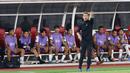 Manajer Timnas Kamboja, Keisuke Honda, tampak sibuk saat Kamboja melawan Timnas Indonesia pada laga Grup A Piala AFF 2022. (Bola.com/M iqbal Ichsan)