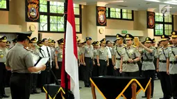 Kapolri Jenderal Tito Karnavian membacakan sumpah jabatan saat pelantikan dan serah terima Jabatan di Gedung Rupatama Mabes Polri, Selasa (5/9). Tito melantik lima kapolda baru dan menaikkan pangkat 11 pejabat tinggi Polri. (Liputan6.com/Helmi Afandi)