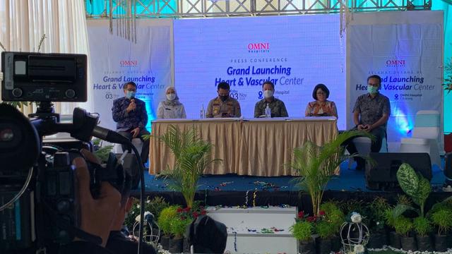 Grand Launching Heart and Vascular Center RS OMNI Cikarang Presdir EMC Healthcare,  Jusup Halimi. Hadir juga Vice Presdir EMC Healthcare, dr Juniwati Gunawan.  Lalu,  Direktur OMNI Hospital Cikarang dokter Rudy Susanto.