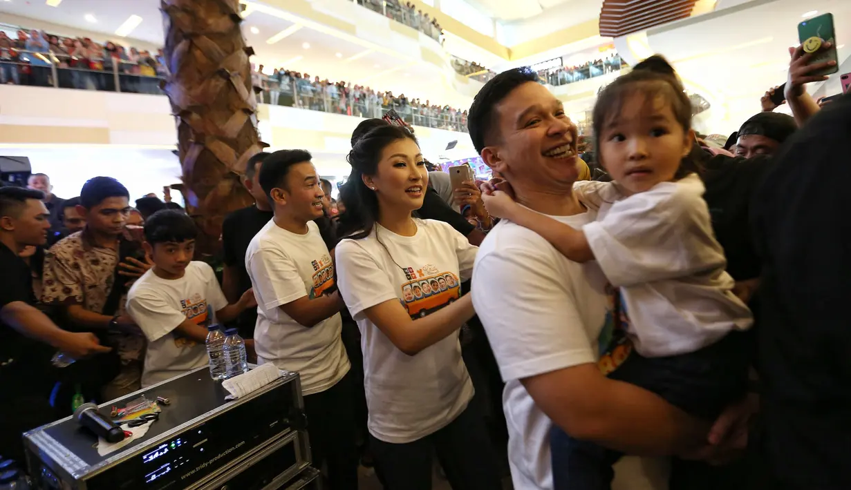The Onsu Family meet and greet di salah satu mall di Cileungsi, Jawa Barat, Sabtu (25/1/2020). (Adrian Putra/Fimela.com)