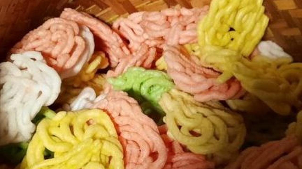Kerupuk ini memiliki cita rasa gurih dan renyah