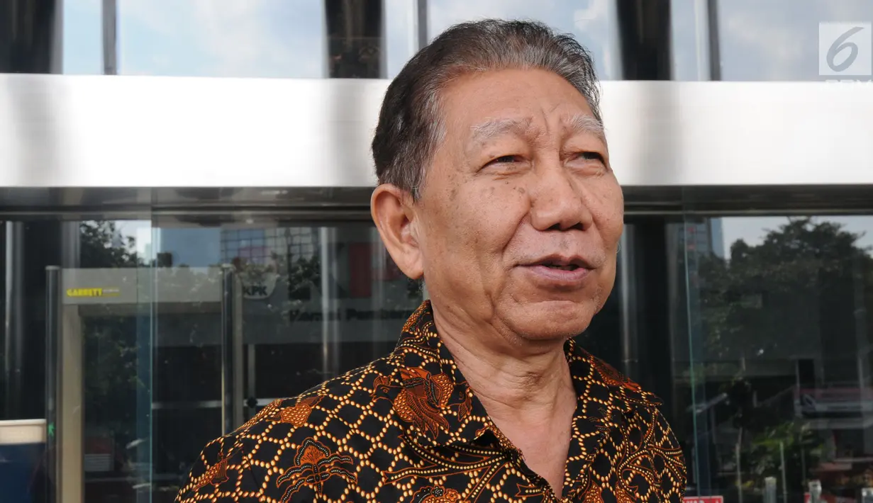 Saksi Ahli KPK Armawan menjawab pertanyaan wartawan usai memberikan keterangan kepada penyidik di gedung KPK, Jakarta, Jumat (11/5). Armawan dimintai keterangan oleh KPK terkait kasus dugaan korupsi proyek pengadaan E-KTP. (Medeka.com/Dwi Narwoko)