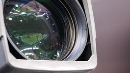 Refleksi pertandingan Grup L Piala Dunia FIBA 2023 antara Spanyol melawan Latvia di Indonesia Arena, Senayan, Jakarta, Jumat (01/09/2023). Laga dimenangkan oleh Latvia dengan skor 74-69. (Bola.com/Bagaskara Lazuardi)