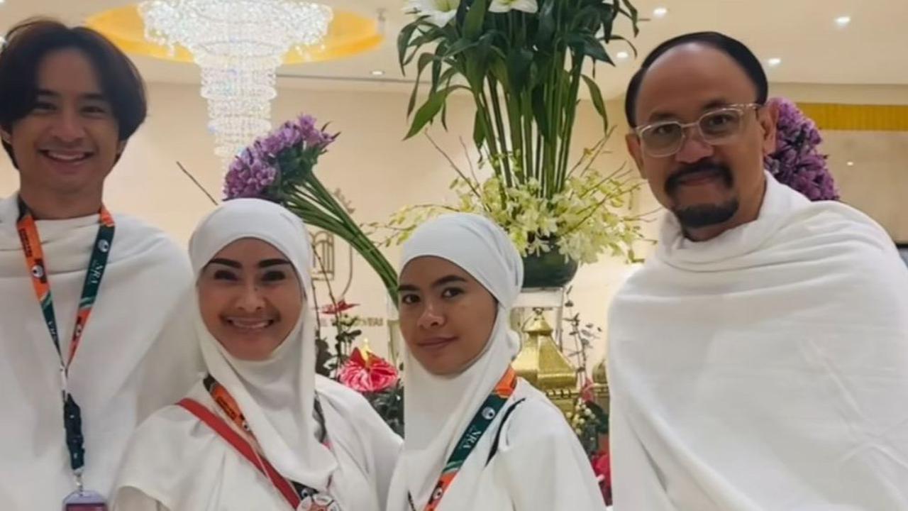 Menangis di Depan Makam Rasulullah, 7 Potret Momen Iis Dahlia dan Keluarga Besar Umrah di Bulan Ramadan