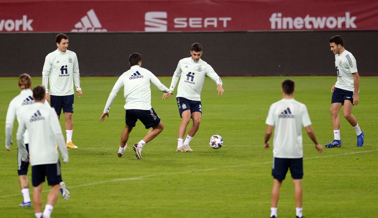 Para pemain Spanyol mengikuti sesi latihan di stadion La Cartuja di Seville (17/11/2020). Spanyol akan bertanding melawan Jerman pada Matchday 6 UEFA Nations League 2020 di Estadio La Cartuja de Sevilla. (AFP/Cristina Quicler)