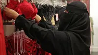Seorang pekerja mengatur pajangan di toko pakaian dalam di Arab Saudi. (AFP)