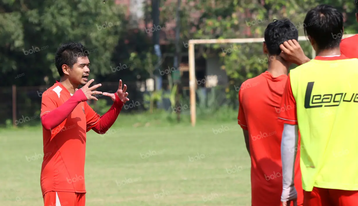 Bambang Pamungkas berdiskusi dengan rekan-rekannya di Lapangan Villa 2000, Pamulang, Tangerang Selatan, Senin (25/4/2016). (Bola.com/Nicklas Hanoatubun)
